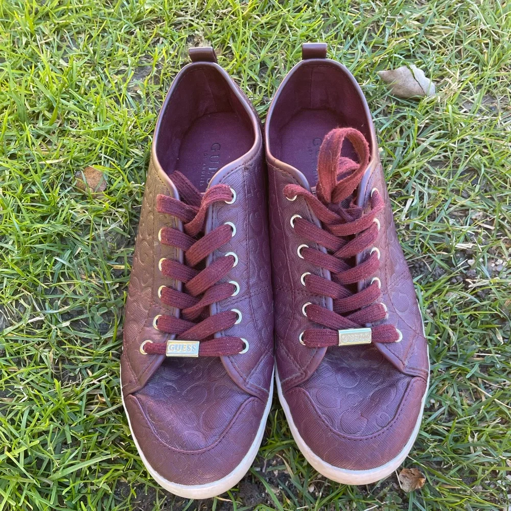 Guess Men burgundy sneakers - size 10 - Picture 8 of 10